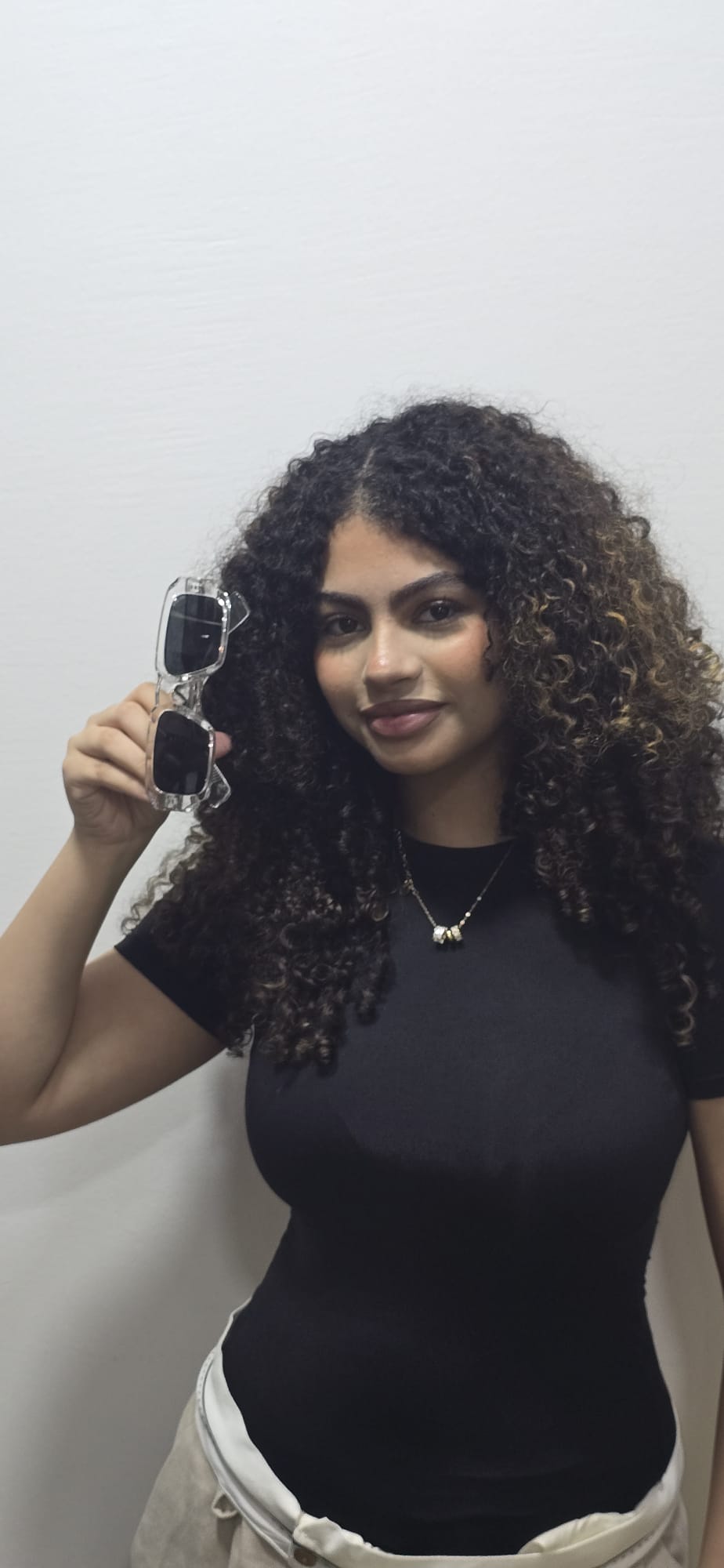 نظارة أنيقة على طاولة سوداء