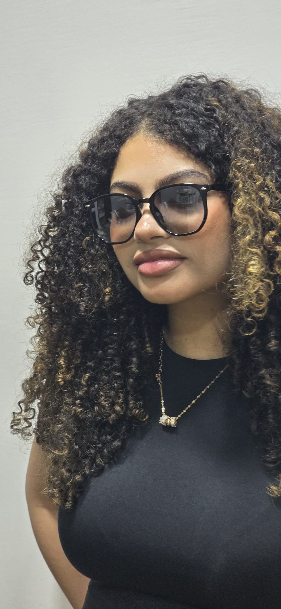 نظارة فاخرة بدرجة غامقة