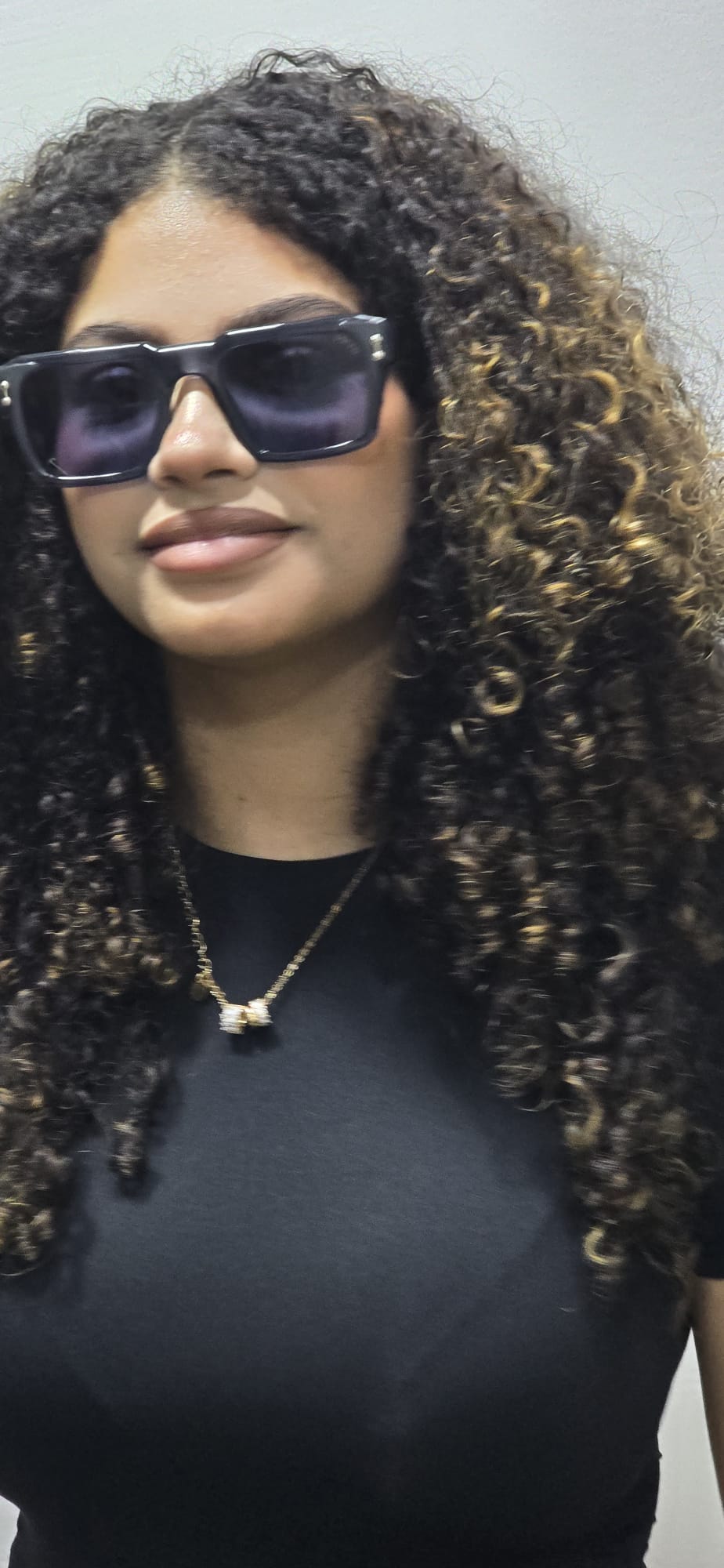 نظارة فاخرة بلون دافئ