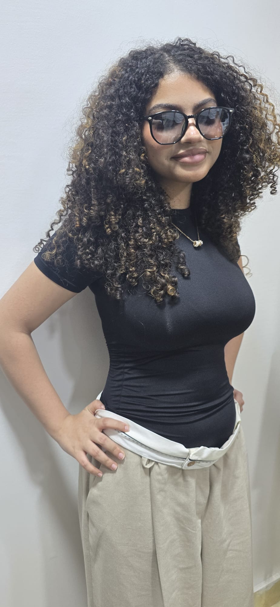 نظارة بلمسات ألوان محايدة